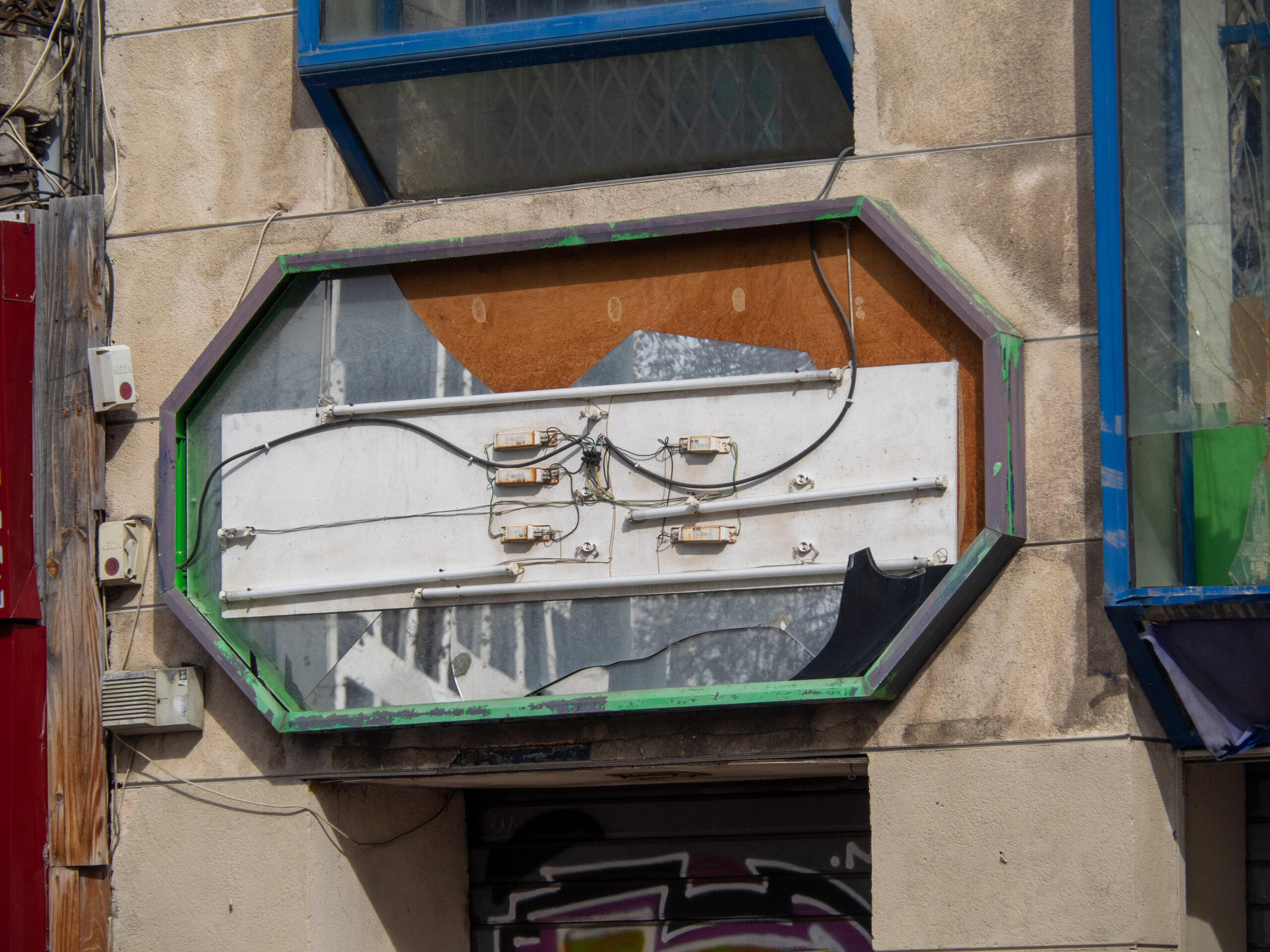une enseigne de magasin en fin de vie